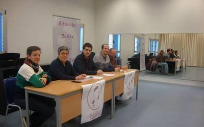 "Kurtsoari amaiera desberdin bat emateko zerbait egiten ari gara"
