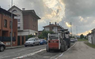Anboto kalea asfaltatzeko lanak hasi dituzte Apatan