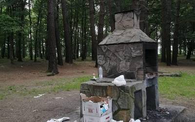 Asteburuko topaketekin batera, zaborra nonahi