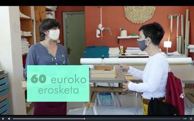 Herriko merkataritza bultzatzeko erosketa txartelak banatzen ari da Udala