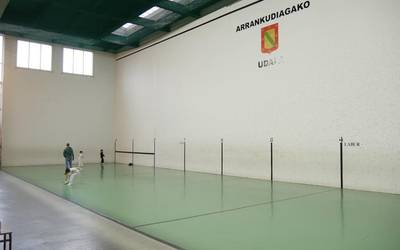 Arrankudiagako frontoia erabilgarri dago berriz,  baina hainbat mugapenekin