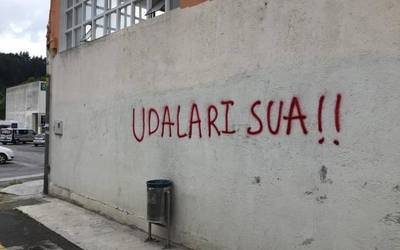 Herrian agertutako pintadak "gogor gaitzetsi" ditu Abadiñoko Udalak