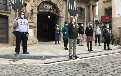 Itxialdian jarritako isunen kutsu arrazista salatu dute