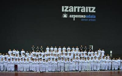 Ilunpek bukatutzat eman du denboraldia, eta kuotaren erdia itzuliko die klubeko kideei