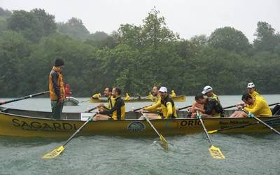 Irudietan: Orio AEren txalupak errioan entrenatzen hasi dira