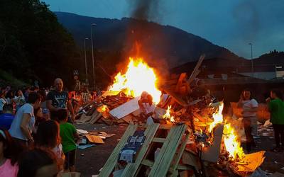 San Joan gaueko suak bertan behera geratu dira