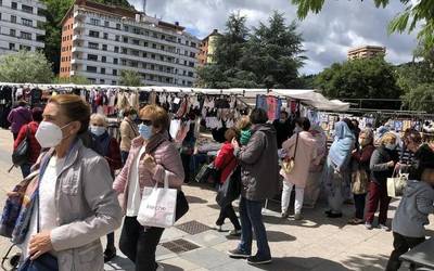 Arropen azoka txikiak herritar ugari erakarri ditu