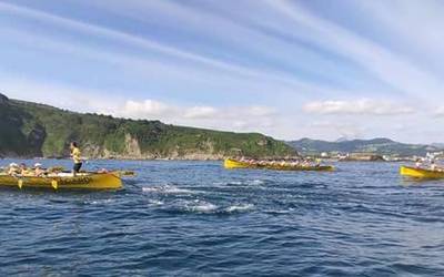 Hiru hilabeteko etenaldiaren ondoren, arraunlariek uretan entrenatu duten lehen igandea izan da gaurkoa