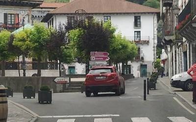 Itxura berria hartzen ari da Lesakako plaza ingurua