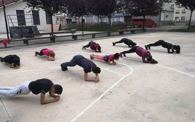 Bargagain Taekwondo taldeko nagusiak, entrenatzera