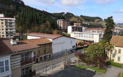 Jaietarako, leihoak eta balkoiak apaintzeko dei egin dute