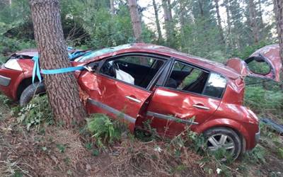 Auto bat errepidetik irten da Orozketa inguruko baso bide batean eta gidaria ospitalera eraman dute
