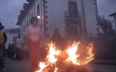 San Joan bezperako suak Arizkunen 2004an
