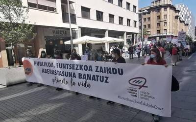 Krisialdiari irtenbide soziala eman diezaiotela eskatu dute ehunka lagunek Iruñean