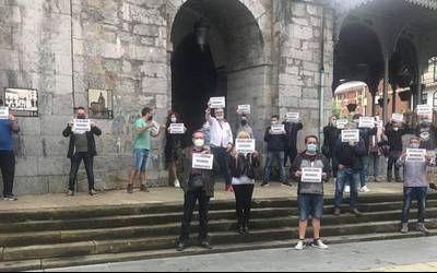 Adostasunik ez ostegunetako azokako merkatarien eta udalaren artean