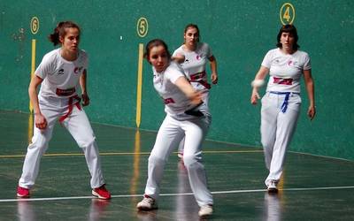 Jendaurrean jokatuko dituzte azkenean Emakume Master Cup jaialdiko finalerdiak ikastolako frontoian