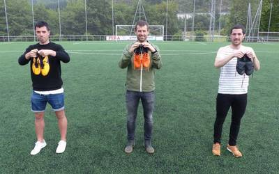 Botak eskuetan dituztela, agur esan diote Mondrari