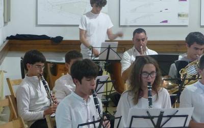 Leizarra musika eskolako matrikulatze kanpaina zabalik dago