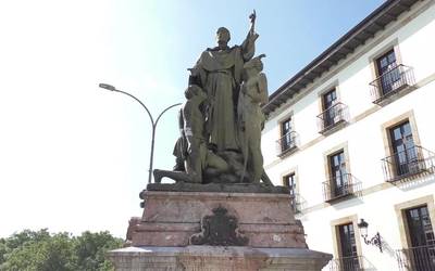 Urdanetako Andresen estatua kentzeko eskatu diote Udalari eskutitz ireki batean