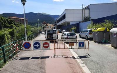 Udalak trafikoa eten du Bide Zaharrak kalean, Nerbioi ibaiaren euste-horma berrikusteko