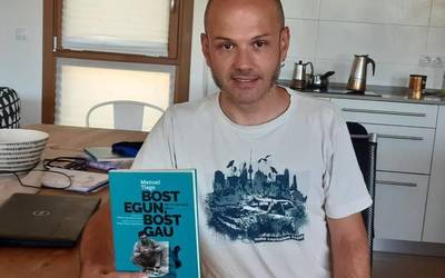 'Bost egun, bost gau' liburuaz solasean Iñigo Roque eta Aitor Etxarte