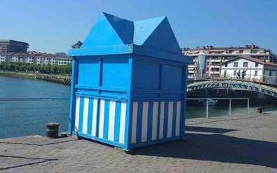 Izozkiak saltzeko kioskoa moilan