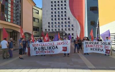 Ospitaleko langileek zerbitzu publikoak babes daitezen eskatu dute