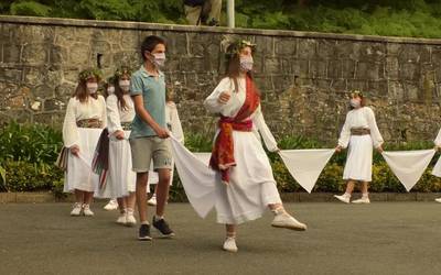 Beasaingo Aurtzaka Dantza Taldekoek udako solstizioa ospatu zuten San Joanei keinu eginez