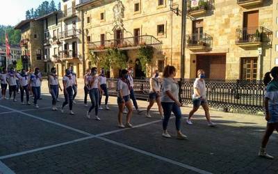 San Juan dantzak eta txistu doinua herriko auzoetan barrena