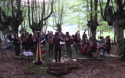 Udako solstizioarekin batera, orkestra doinuak Urkizun