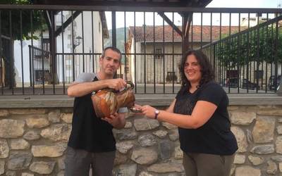 “Arruazuko festetan egunero banatzen da ardoa”