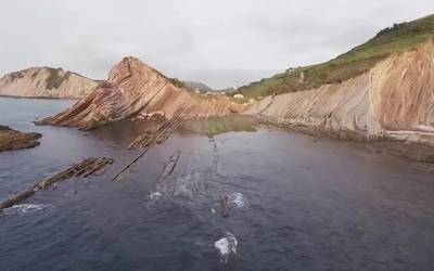 Euskal Herrian barne turismoa sustatzeko ‘Lurgida’ app turistikoa sortu du Udalbiltzak