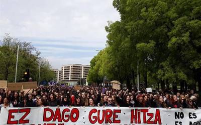 Hiru urteko kartzela-zigorra berretsi die Nafarroako auzitegiak bi akusaturi, 2016ko Sanferminetako bortxaketa grabatzeagatik
