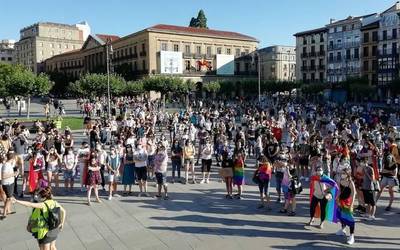 Normaltasuna hautsi eta borroka egitera dei egin dute LGTBI+ harrotasunaren martxan