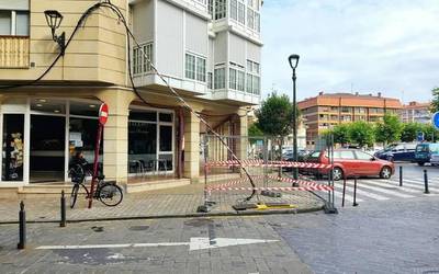 Lurrazpiko elektrizitate-linea berritzen ari dira Txomin Agirre kaian eta Erribera kalean
