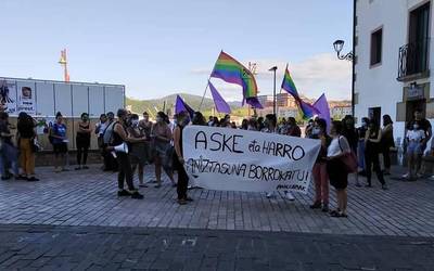 Elkarretaratzea egin zuten atzo, sexu askapenaren nazioarteko egunean