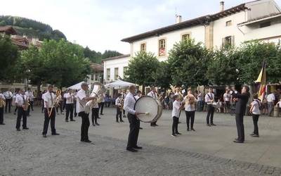 Kalejira bitartez girotu du herria Eskoriatzako musika bandak
