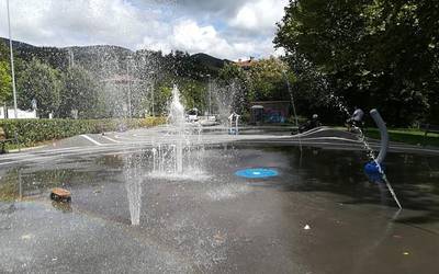 Bihar zabalduko dute Oñatiko ur txorroten parkea
