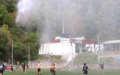 Ur-txorroak ipiniko dituzte futbol-zelaian