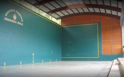 Bikotekako frontenis txapelketan 61 bikotek eman dute izena