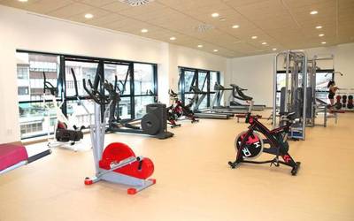 Estreinatu dute gimnasioa