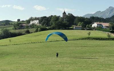 Txorien pare hegan, Aozaratza auzo inguruan
