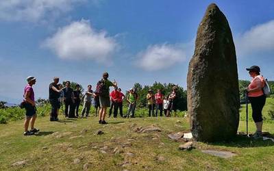 Dolmenen Ibilbidera bisita-gidatuak martxan dira