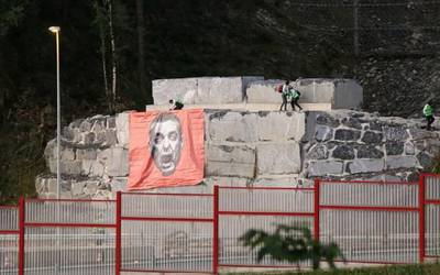 Sortuk pankarta bat ipini du Eitzagako harresian, "Jaurlaritzaren ardurabakokeria" salatzeko