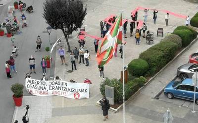 Joaquin eta Alberto beharginak gogoan izan dituzte Zaldibarren, lur-jausia gertatu eta 151 egunera