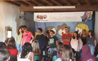 Laida Etxeberri eta Haira Aizpurua saratarrek Iparraldeko Bertsolari Gazteen Txapelketako finalerdietarako txartela eskuratu dute