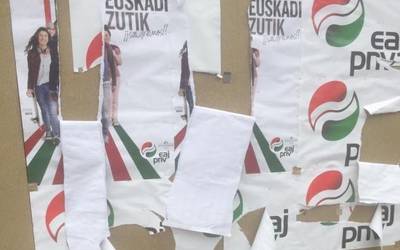 Hauteskundeetako kartelak kendu edo apurtu egiten dizkietela salatu du EAJk