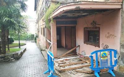 'Novedades' zinema areto zaharraren sarrerako sabai zati bat erori da
