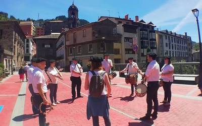 Txistulariak Zubi Nagusian jotzen