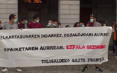 Tolosako Ezpala eta Zizurkilgo Kaxilda gaztetxeen  aldeko kontzentrazioa deitu zuten
